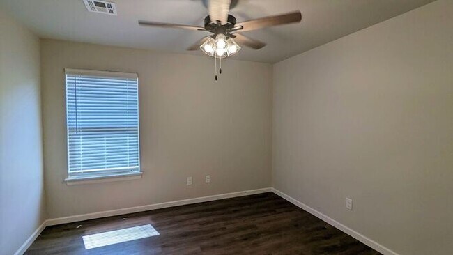 Building Photo - 3 Bed 2 Bath 2 Car Duplex Freedom Villas in Midwest City, OK