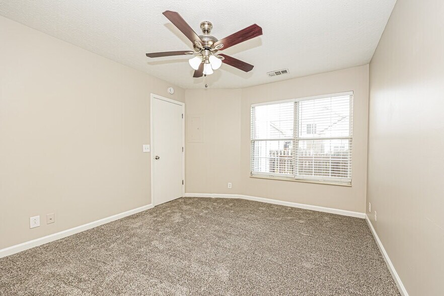 Building Photo - 909 Bexhill Ct S