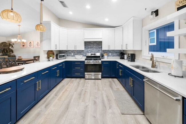 Building Photo - 501 Dolphin St