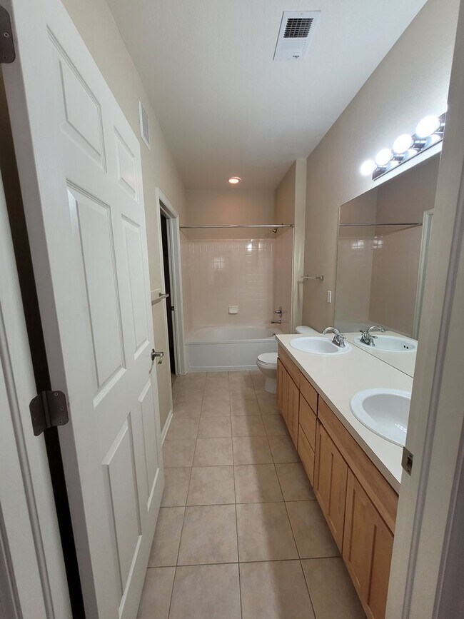 Building Photo - **Cozy condo available in Lowry!!**