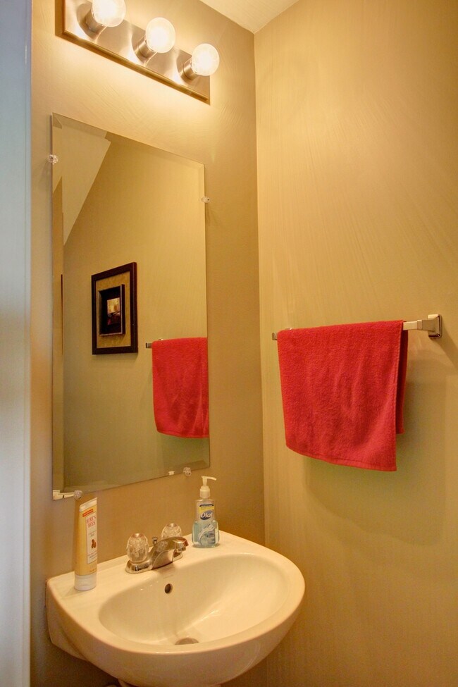 Building Photo - Beautiful 3 Floor Townhouse in Durham's Stratford Lakes Neighborhood!