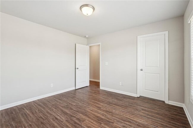 Building Photo - 516 College Dr