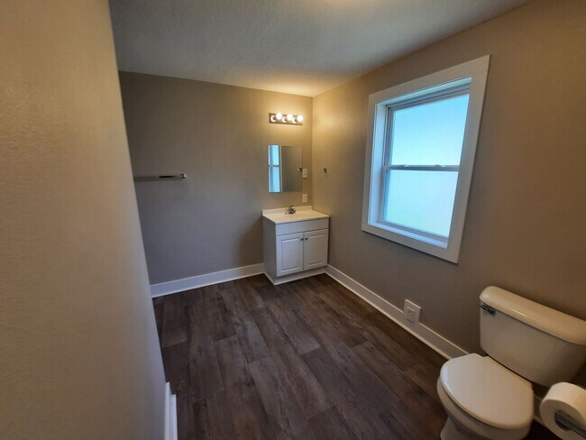 Building Photo - 3 Bedroom, 2 Bathroom Home with 1+ car attached garage