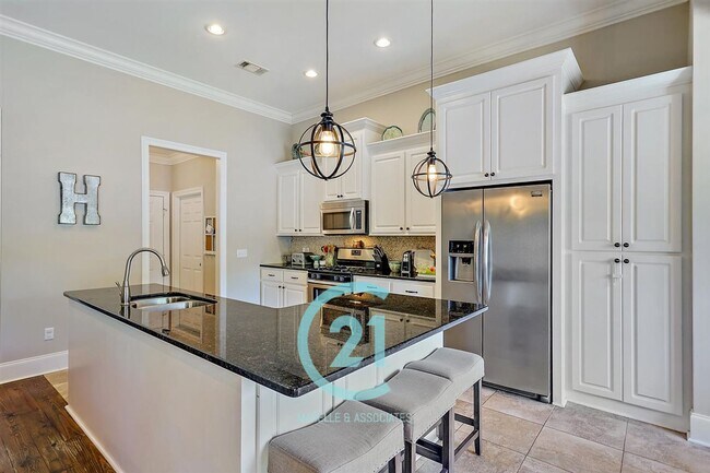 Building Photo - Beautiful 4 bedroom, 2 bathroom house in B...