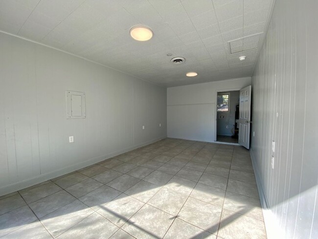 Building Photo - Newly Renovated 3 Bedroom 1.5 Bath Home in...