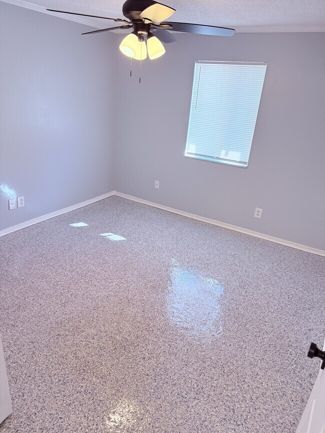 Building Photo - 6519 W Newberry Rd