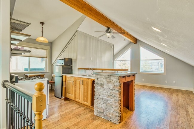 Building Photo - Luxury 5 Bed, 5 Bath Home with Modern Finishes & 2-Car Garage! - Available NOW!