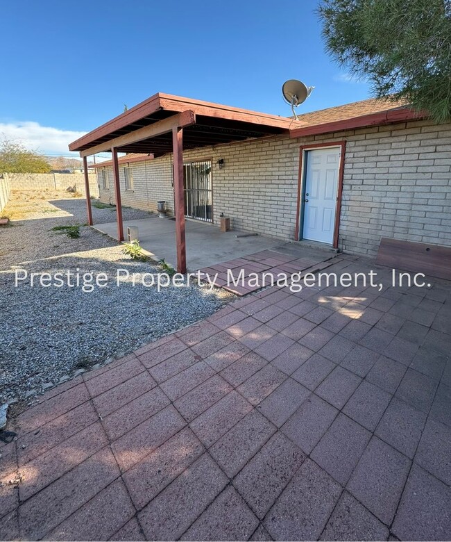 Building Photo - 3/2 East Side Charmer w/ an Updated Kitche...