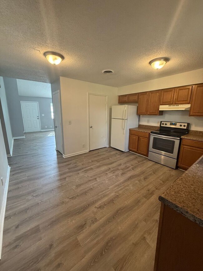 Building Photo - Centrally Located Duplex