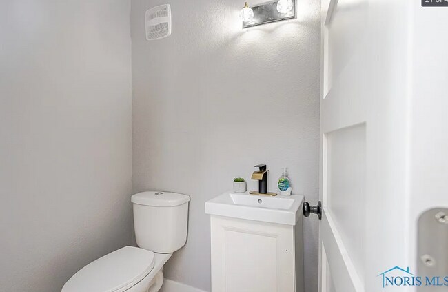 Building Photo - 2242 Vaness Dr