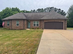 Building Photo - Beautiful 3 Bedroom, 2 Bath Home with 2-Car Garage!