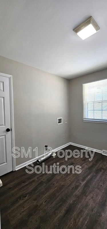 Building Photo - 1529 Earl Dr