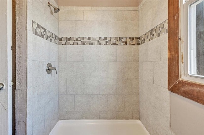 Building Photo - 913 S Hoff Ave