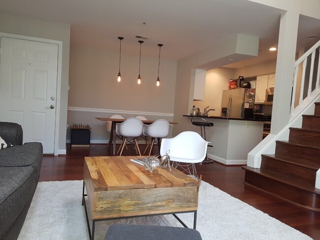 Building Photo - Loft 2BR plus den/2BA condo walking distan...