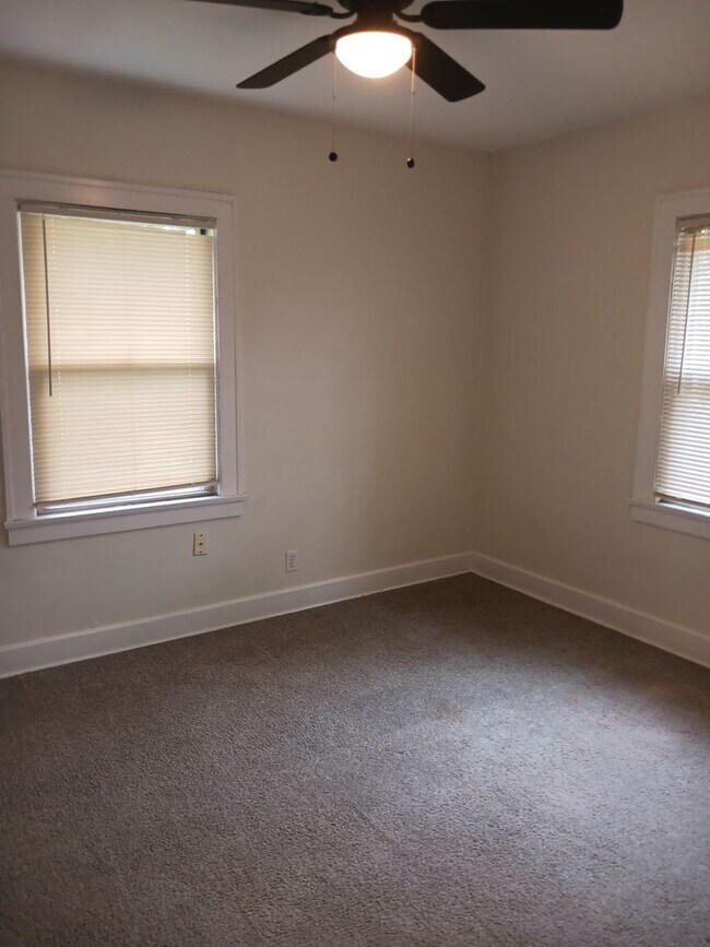 Building Photo - 4 bedroom 2 full baths Upper Northside Youngstown