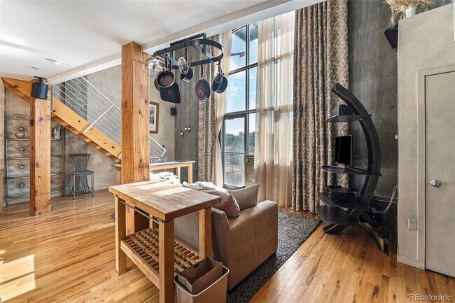 Building Photo - Beautiful One Bedroom Loft in Golden Triangle.