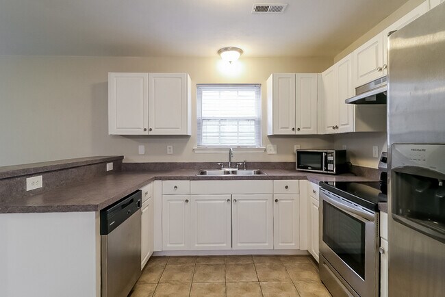 Building Photo - Cute 3BR, 2.5BA home