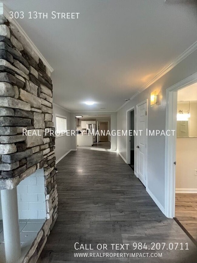 Building Photo - 303 13th St
