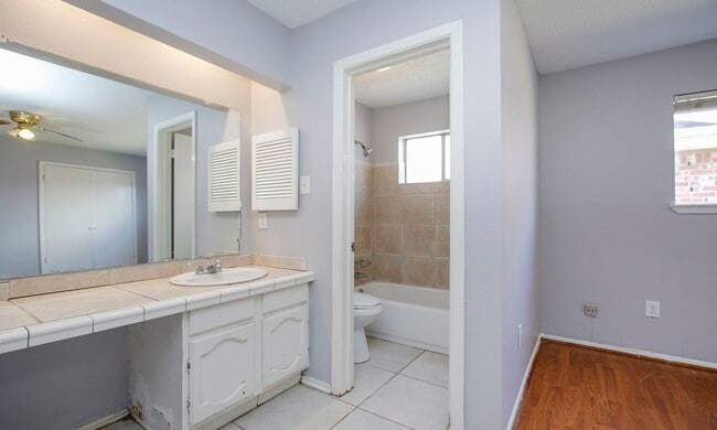 Building Photo - 14239 Montaigne Dr