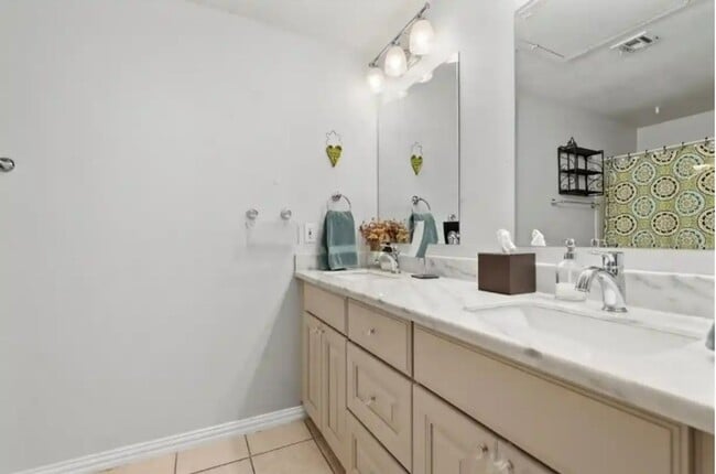 Building Photo - Charming 2BR Condo in Houston