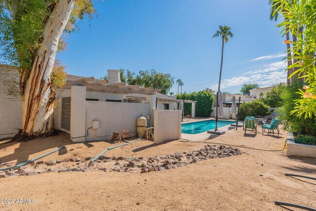 Building Photo - 8257 E Del Cadena Dr