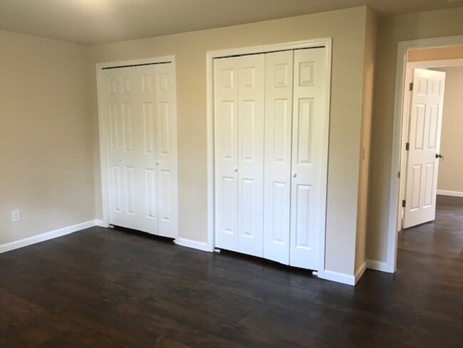 Building Photo - Beautifully remodeled 2 Story SFH 4 BD 2.5...