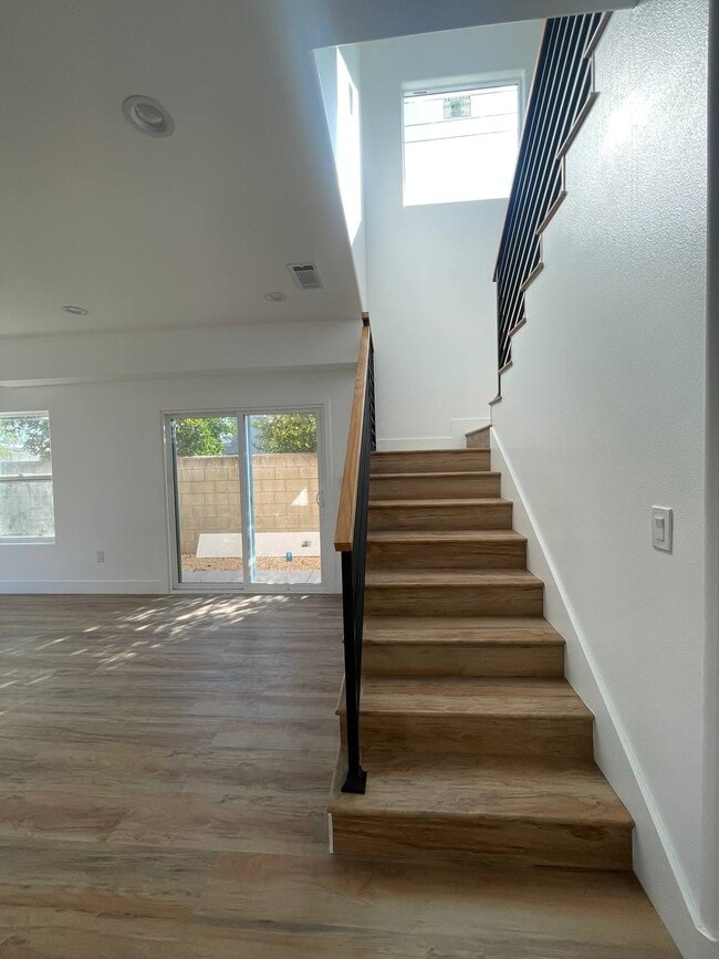 Building Photo - 540 W Elm Ave