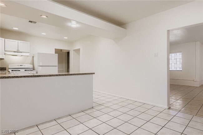 Building Photo - 501 W Van Buren Ave