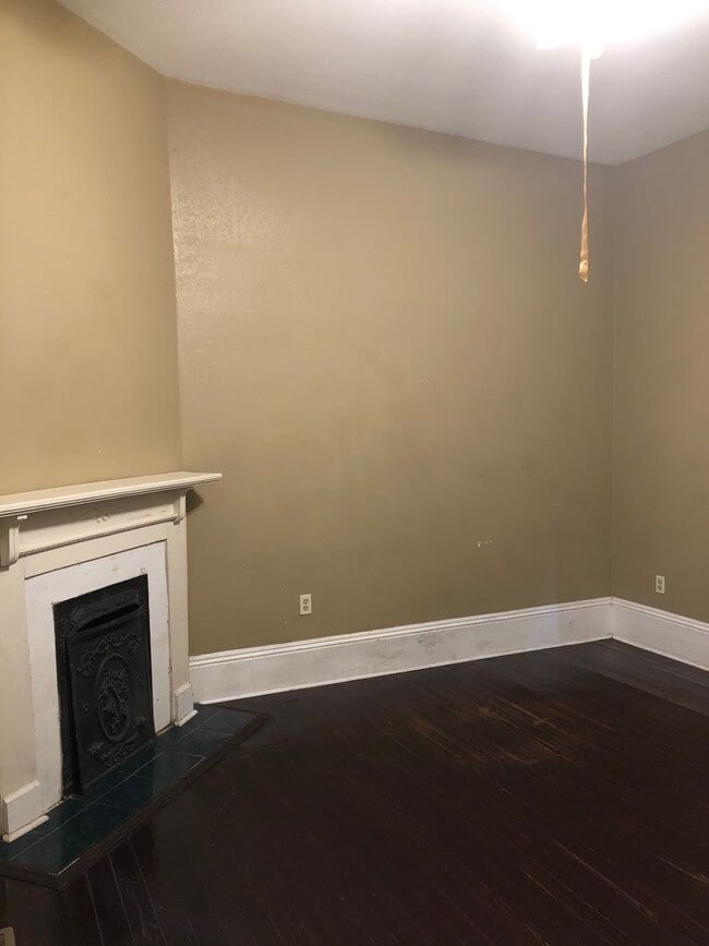 Building Photo - DOWNTOWN 3 BEDROOM!