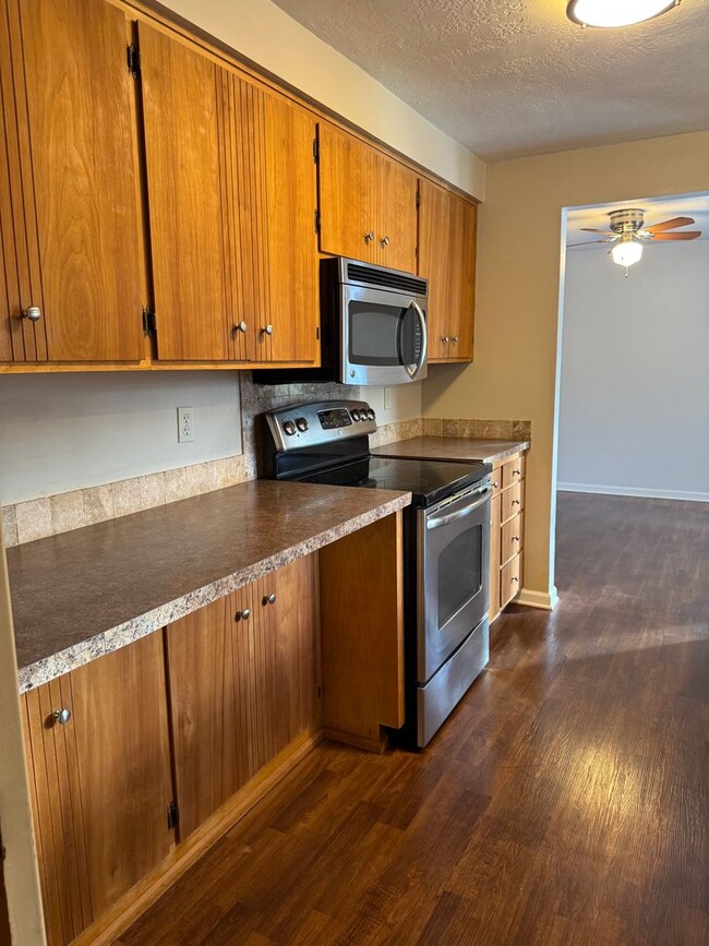 Building Photo - Cozy 2 bedroom 1 bathroom duplex in Eugene!