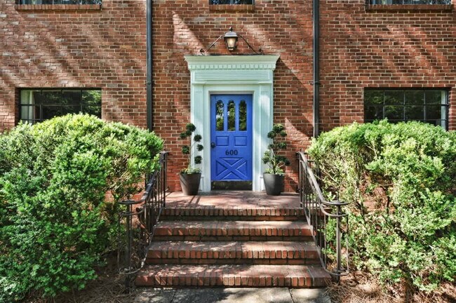 Building Photo - 600 Hermitage Ct