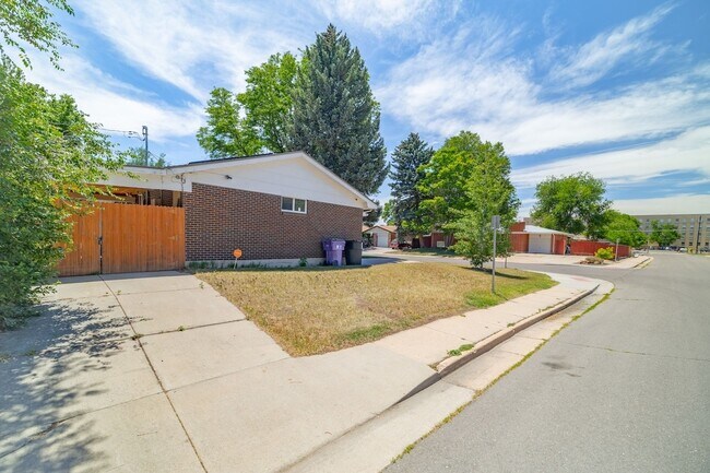 Building Photo - Amazing 3 bed/3 bath rental.  New Flooring!!  Solar Panels!!