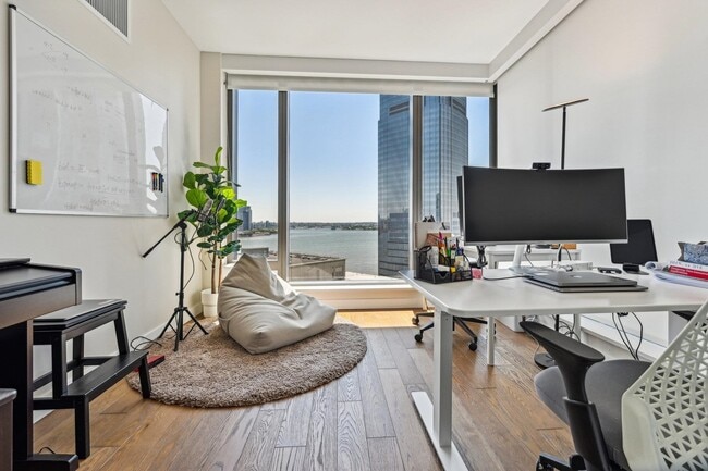 Building Photo - 99 Hudson St