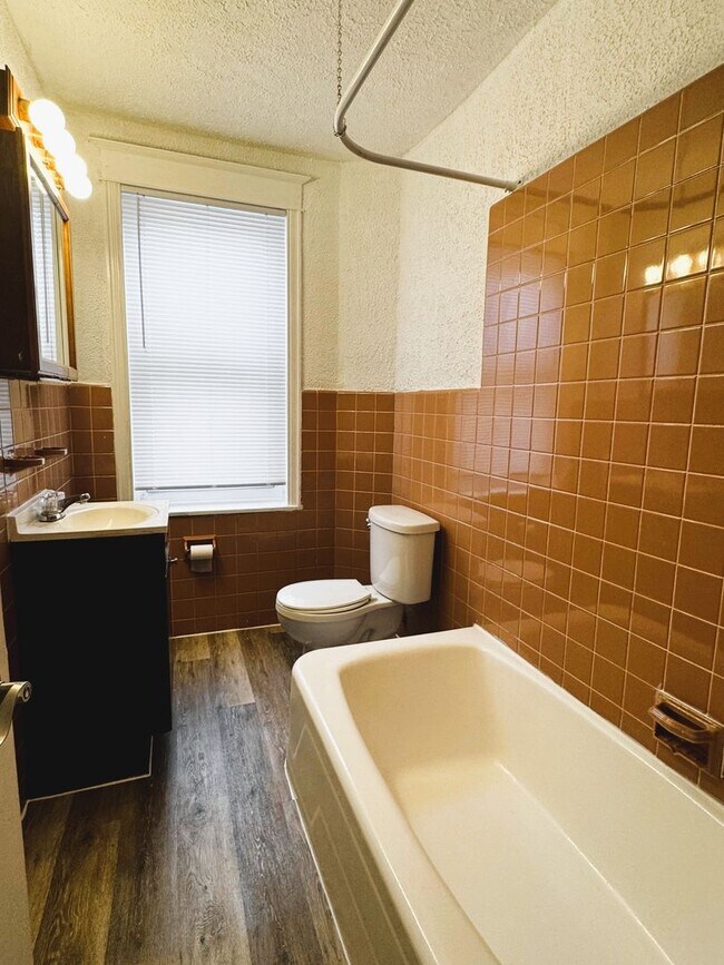 Building Photo - 3Bedroom 1Bathroom home in Bridesburg Avai...