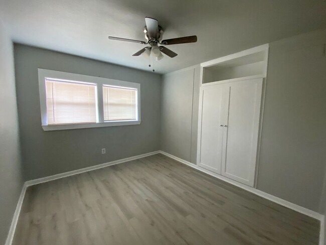 Building Photo - MOVE IN SPECIAL - $400 off second month’s ...