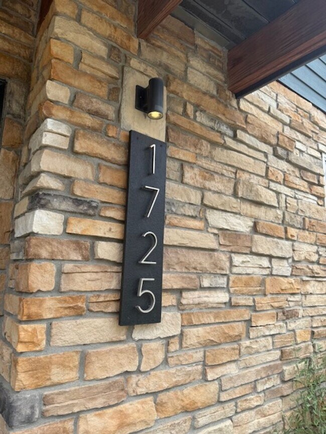 Building Photo - Modern 3 bed, 3.5 bath Townhome Blocks fro...