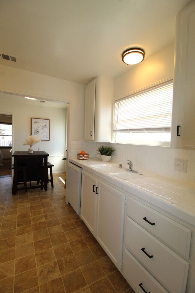 Building Photo - Charming Midtown Ventura Home- 3 Bedroom + 1.75 Bath