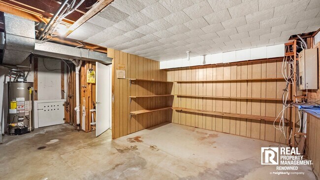 Building Photo - Lovely 4 BR/2.5 BA Split-level in Quite Ne...