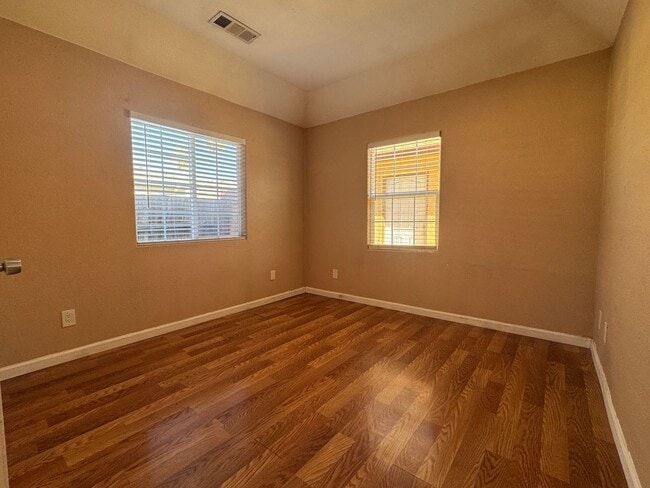 Building Photo - Newly Redone Charming 2 Bedroom!