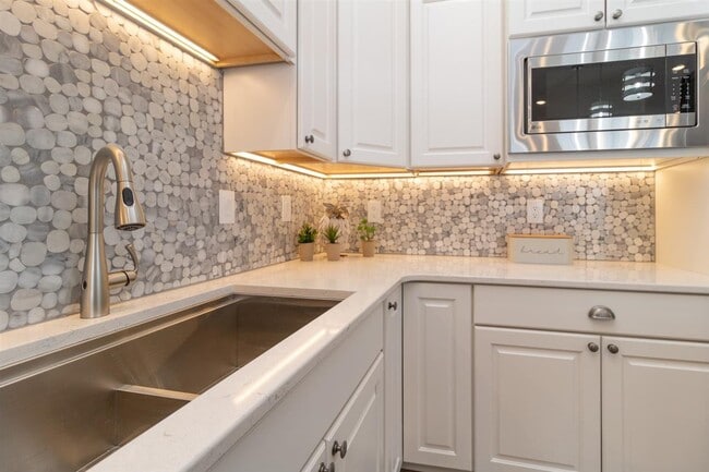 Building Photo - 805 28th St NW