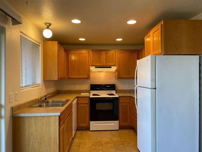 Building Photo - Very Nice Two Story 2 Bedroom 1.5 Bathroom...