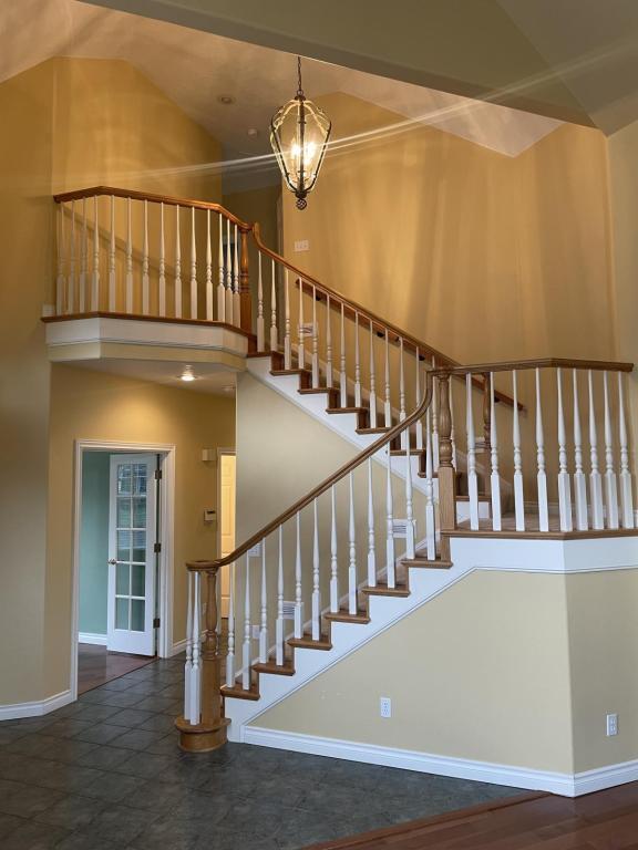 Building Photo - 2245 NW Park Terrace