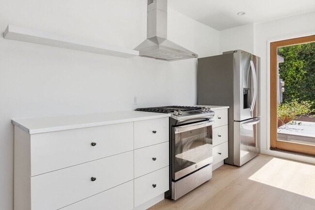 Building Photo - Amazing Del Rey House Available