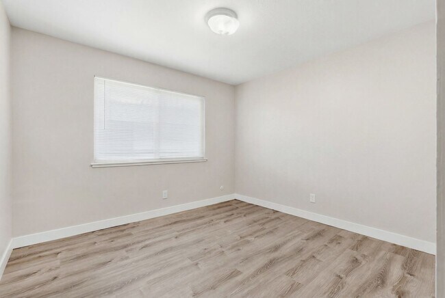 Building Photo - Fully Updated 2 Bedroom 1 Bath Condo