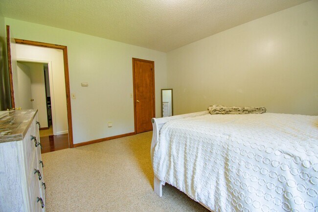 Building Photo - 20 N Hillside Dr