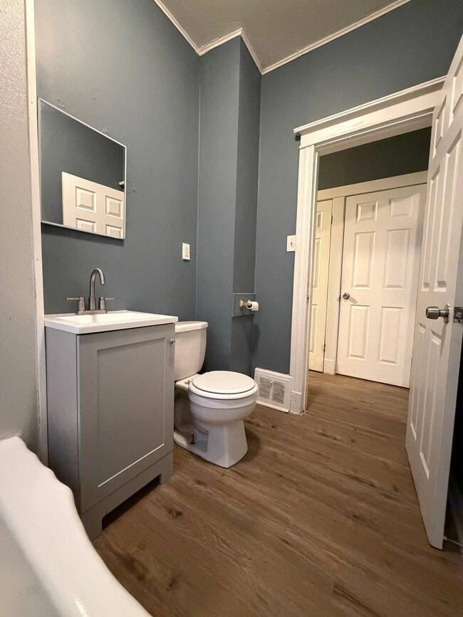 Building Photo - Updated 4 Bedroom Home with Off-Street Parking