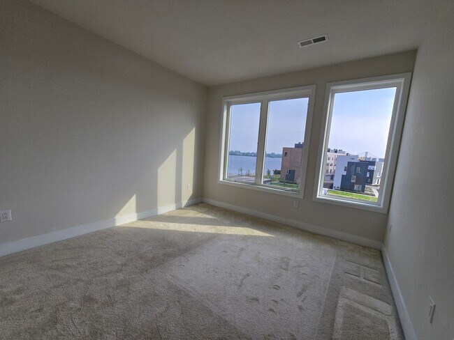 Building Photo - Gorgeous 3BD/2.5BA Waterfront Townhome!