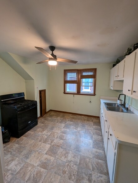 Kitchen - 2340 N Bremen St