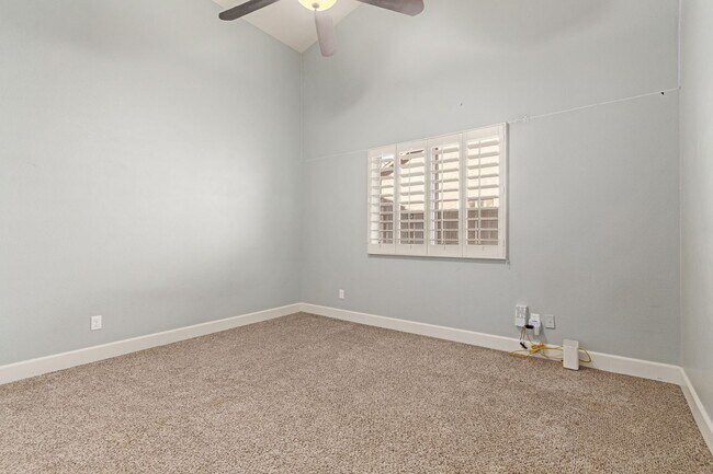 Building Photo - 4 bed 2 bath Stunner w/ Sparkling Pool