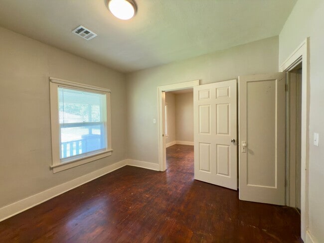 Building Photo - 2 Bedroom 1 Bathroom Bungalow